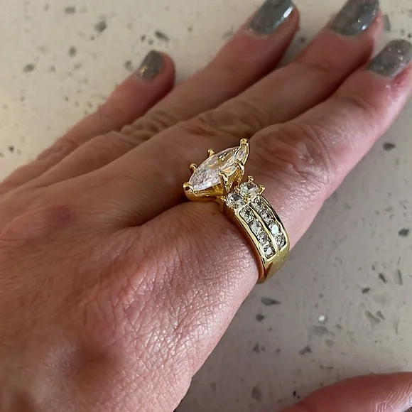 Gorgeous multi carat gold plated faux diamond ring wms sz 8 3/4 ish - Picture 4 of 13